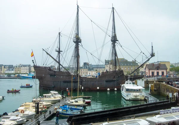 La réplica del galeón español a El Galeon Andalucia del siglo XVI en el puerto de Cherburgo, Francia — Foto de Stock