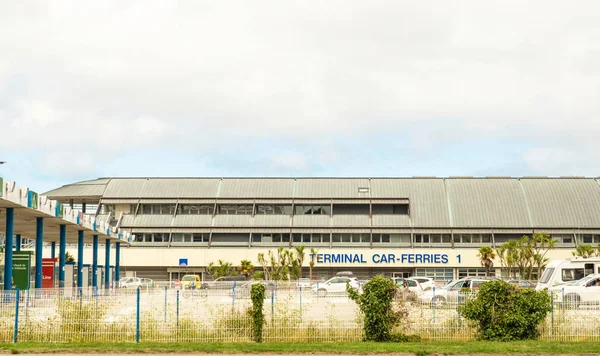 Cherbourg'daki araba-feribot terminali. Normandiya, Fransa