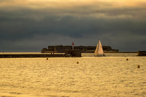 Zeilboot in de haven van Cherbourg tijdens zonsondergang. Normandië, Frankrijk — Stockfoto