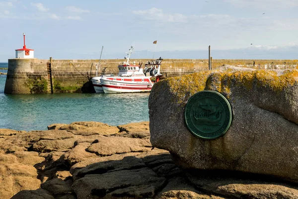 Un gran medallón fijado a una roca en el puerto de Barfleur, Normandía, Francia —  Fotos de Stock