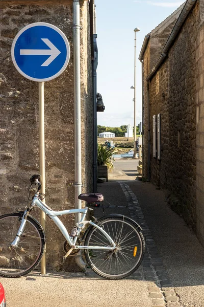 Casas de granito medieval com bicicletas em Barfleur, França — Fotografia de Stock