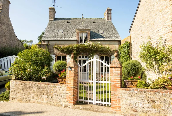 传统的花岗岩房子和美丽的庭院在巴弗勒尔。诺曼底， 法国 — 图库照片