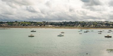 La Manche ve Cherbourg'un kıyı kısmı. Normandiya, Fransa
