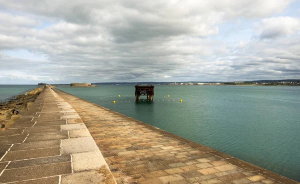 A kikötői erődítmények Cherbourg kikötőjében. Normandia, Franciaország — Stock Fotó