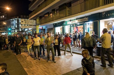 Cherbourg, Normandie, Fransa'da sokakta dans eden bir grup insan