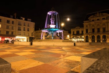Akşam Place du General de Gaulle üzerinde çeşme Mouchel. Cherbourg-Octeville, Fransa