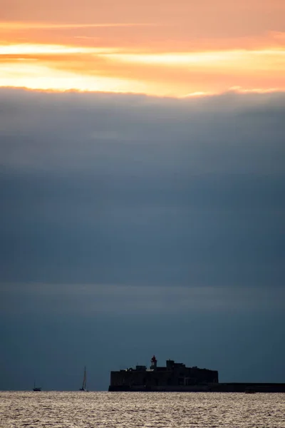 日落时在瑟堡港口的游艇。 法国诺曼底 — 图库照片