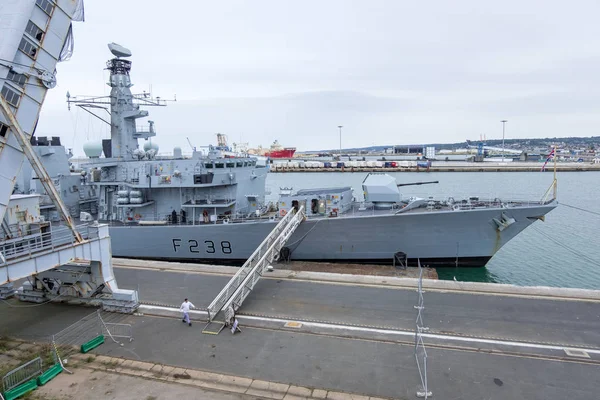 HMS "Northumberland" jest fregatą typu 23 Royal Navy w porcie Cherbourg-Octeville. Normandy, Francja — Zdjęcie stockowe