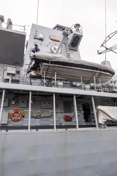 HMS Northumberland är en typ 23 fregatt av Royal Navy i hamnen i Cherbourg-Octeville. Normandie, Frankrike — Stockfoto