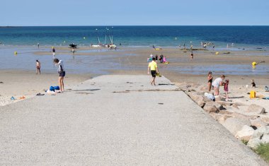 Cherbourg sahilinde çocuklar ve yetişkinler. Normandiya, Fransa