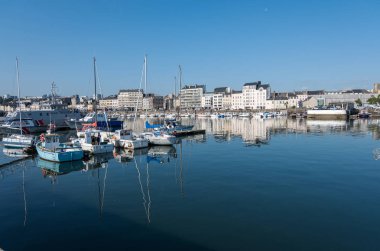 Cherbourg'daki Port Chantereyne'nin marinası. Cherbourg-Octeville, Aşağı Normandiya, Fransa