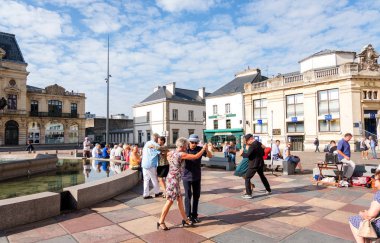 Cherbourg-Octeville'deki La tangomanie. Cherbourg Place du General de Gaulle üzerinde tango dans Çiftler, Fransa