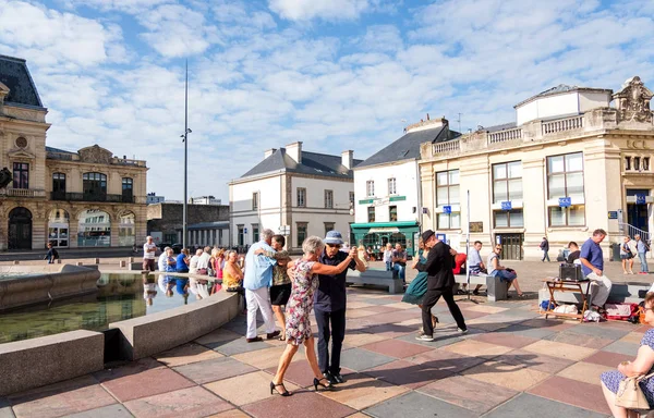 Cherbourg-Octeville'deki La tangomanie. Cherbourg Place du General de Gaulle üzerinde tango dans Çiftler, Fransa — Stok fotoğraf