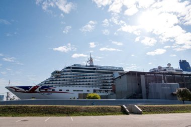 Cherbourg-Octeville limanındaki Vista sınıfı yolcu gemisi Arcadia. Fransa
