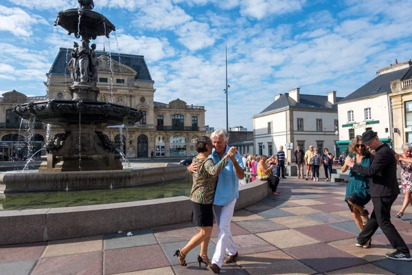 Cherbourg-Octeville'deki La tangomanie. Cherbourg Place du General de Gaulle üzerinde tango dans Çiftler, Fransa