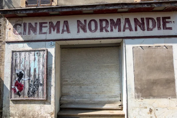 Velho cinema abandonado em Bayeux. Calvados, Normandia, França — Fotografia de Stock