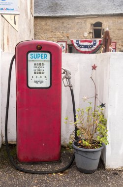 Sainte Marie du Mont. Normandiya askeri hediyelik eşya dükkanı La Boutique du Holdy Sahne, Fransa