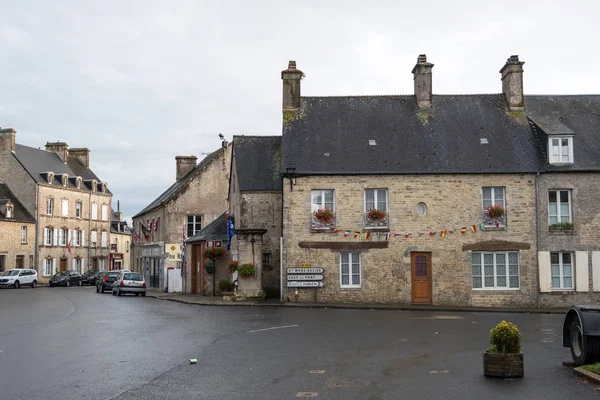 Widok na ulicę i zabytkowy stary budynek w Sainte Marie du Mont. Manche, Normandia, Francja — Zdjęcie stockowe
