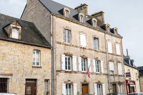 Vista de rua e antigo edifício histórico em Sainte Marie du Mont. Manche, Normandia, França — Fotografia de Stock