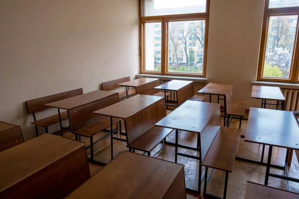 Eğitim yılı bittikten sonra okul öğrenci tabloları ile boş sınıflar