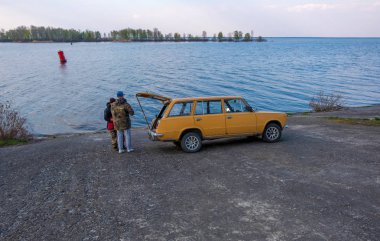 Kiev bölgesinde Dnipro nehir kıyısında bir balıkçı, Ukrayna