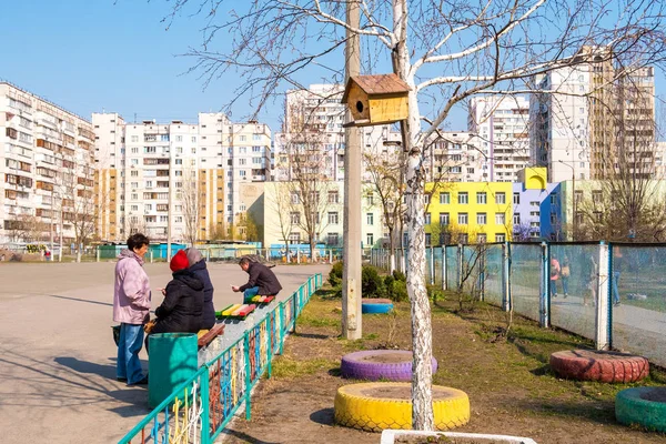 Η ζωή της πόλης στην οικιστική περιοχή Ποζνάκη στην περιοχή Darnitskiy του Κιέβου, Ουκρανία. — Φωτογραφία Αρχείου