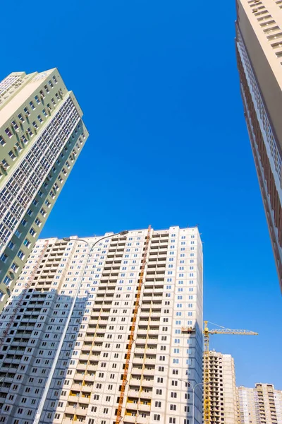 Bir arka plan olarak mavi gökyüzü ile yeni konut kompleksi. Kiev, Ukrayna