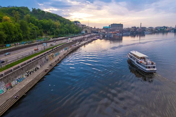 Barca turistica sul fiume Dnipro. Il porto fluviale e Piazza Poshtova su Podil nel quartiere storico di Kiev, Ucraina — Foto Stock