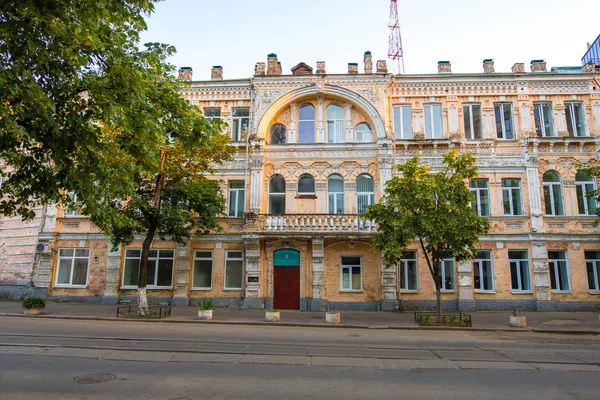 La fachada del antiguo edificio en Podil en el centro histórico — Foto de Stock