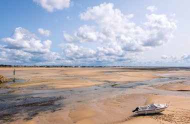 Carteret limanındaki tekne gelgitte. Barneville-Carteret, Normandiya, Fransa