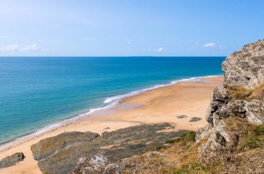 Cape Carteret'te kayalık sahil ve plaj. Normandiya, Fransa