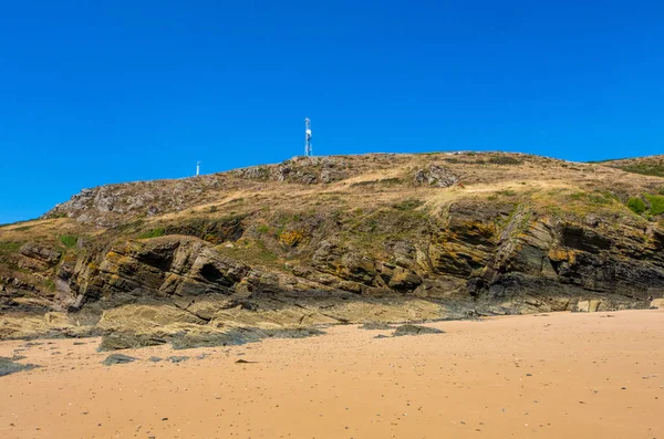 Pobřeží Rocky a pláž na mysu Carteret. Normandie, Francie — Stock fotografie
