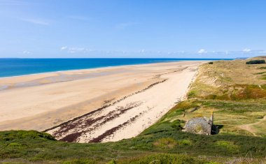 Cape Carteret'teki kayalıklarda eski bir kilisenin kalıntıları. Barneville-Carteret, Normandiya, Fransa