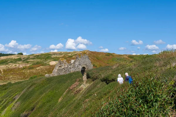 Cape Carteret'teki eski bir kilisenin kalıntılarının yakınında yaşlı turistler. Barneville-Carteret, Normandiya, Fransa — Stok fotoğraf