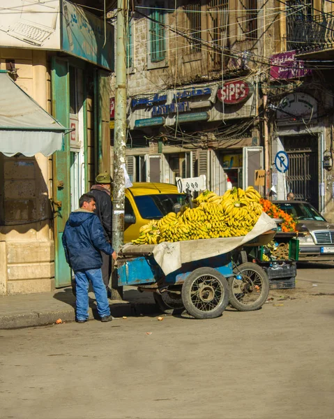 Un hombre vendiendo plátanos en un carro en el centro de Trípoli, Líbano — Foto de Stock
