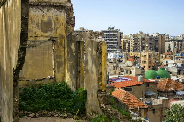 Разрушенный дом и вид сверху на старый город Триполи, Ливан — стоковое фото