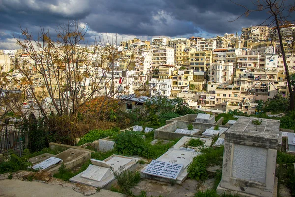 Cimetière et vue sur le quartier résidentiel de Tripoli, Liban — Photo