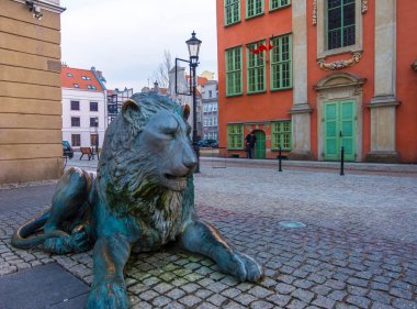 Gdansk, Polonya St Marys Basilica Kraliyet Şapeli önünde aslanlar ile Çeşme