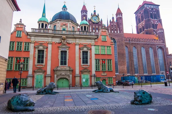Fountain with lions in front of Royal Chapel of St. Marys Basilica in Gdansk, Poland — Stock Photo, Image