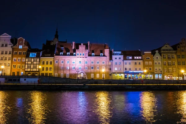 Blick auf die Danziger Hauptstadt vom Motlawa-Fluss in der Nacht. Danzig, Polen — Stockfoto