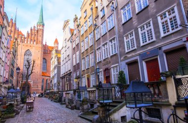 Mariacka Caddesi ile renkli cephe kiralık evler ve 16 ncı yüzyıl Gotik St. Mary's Kilisesi, Gdansk, Polonya