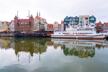 Gdansk 'ın ana kasabası ve Motlawa Nehri üzerinde rıhtın gemisi manzarası. Gdansk, Polonya