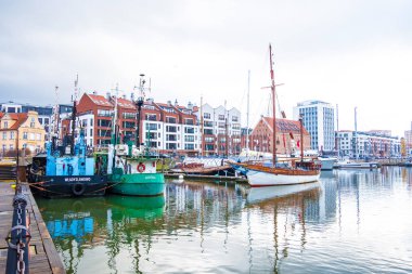 Gdansk, Polonya Motlawa Nehri su kenarında gemiler ile eski liman