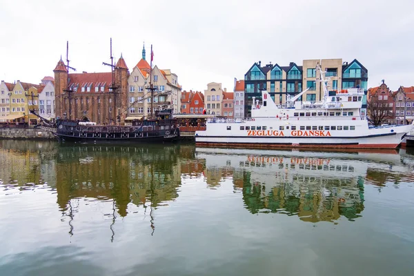 Vista de la ciudad principal de Gdansk y barcos amarradero en el río Motlawa. Gdansk, Polonia — Foto de Stock