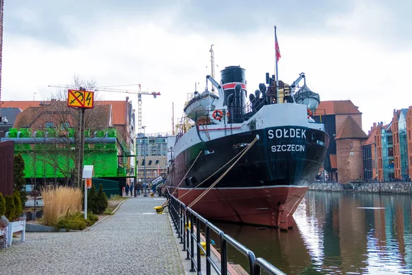 Ship-museum SOLDEK en la orilla del río Motlawa Gdansk, Polonia — Foto de Stock