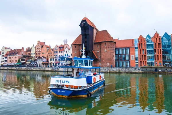 Barco de pasajeros en el fondo del histórico terraplén de la ciudad principal de Gdansk en el río Motlawa. Gdansk, Polonia — Foto de Stock