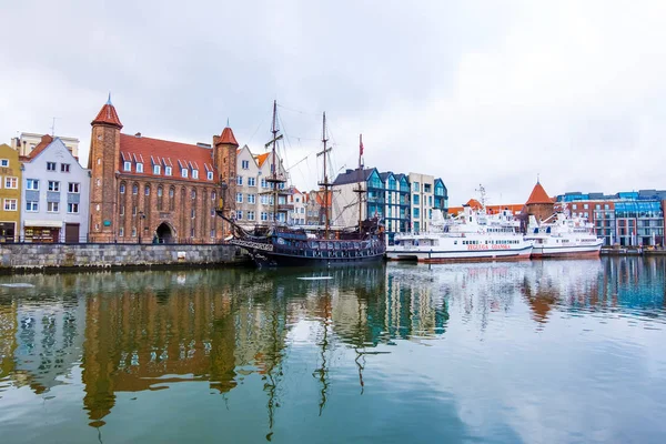 Vista de la ciudad principal de Gdansk y barcos amarradero en el río Motlawa. Gdansk, Polonia — Foto de Stock