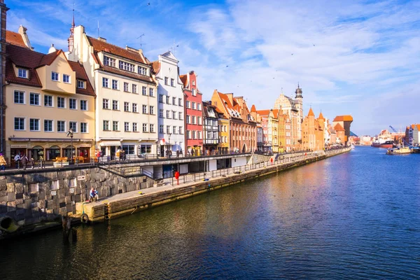 Vista al histórico paseo marítimo de la ciudad principal de Gdansk en el río Motlawa. Gdansk, Polonia — Foto de Stock