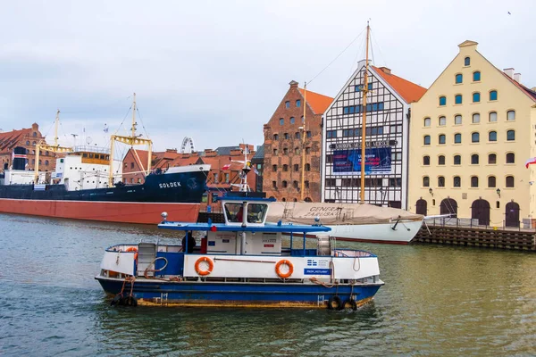 Barco de pasajeros en el fondo del museo marítimo en el río Motlawa en Gdansk, Polonia — Foto de Stock