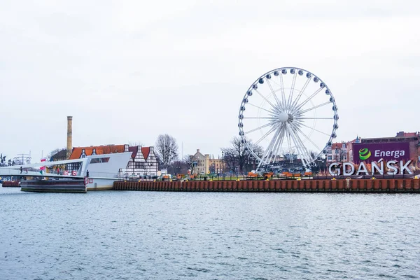 La grande roue ferris au bord de l'eau dans la rivière Motlawa à Gdansk, Pologne — Photo